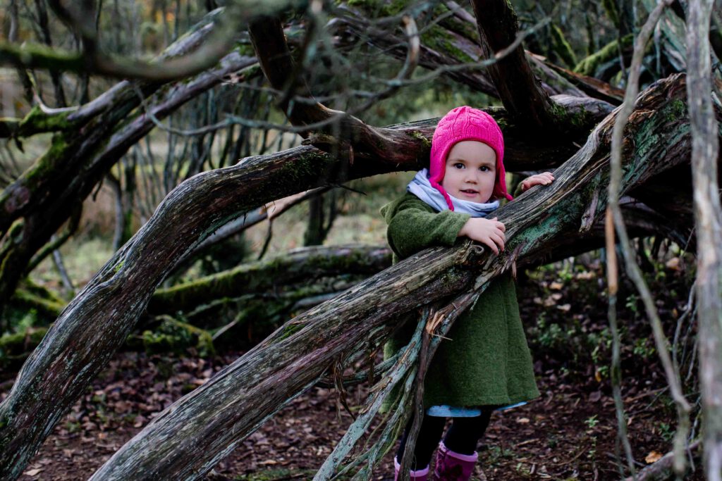 Mädchen in der Natur schaut in die Kamera - Kitafotografie