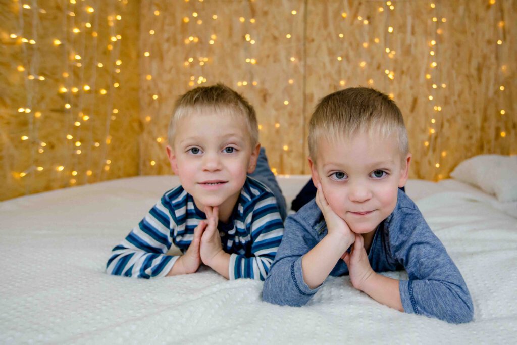 Zwillinge schauen in die Kamera - Kindergartenfotos