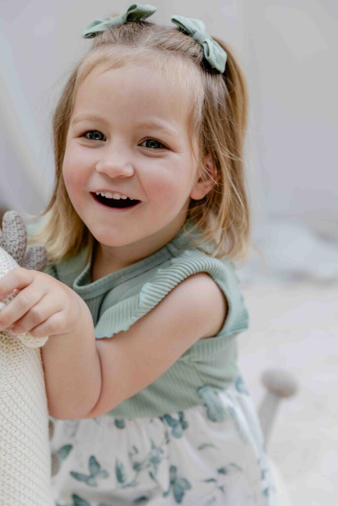 Kindergartenkind schaut in die Kamera - Kitafotografie