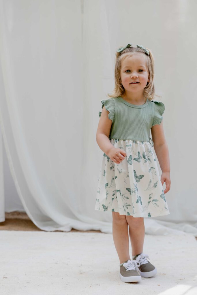 Kindergartenkind schaut in die Kamera - Kitafotografie