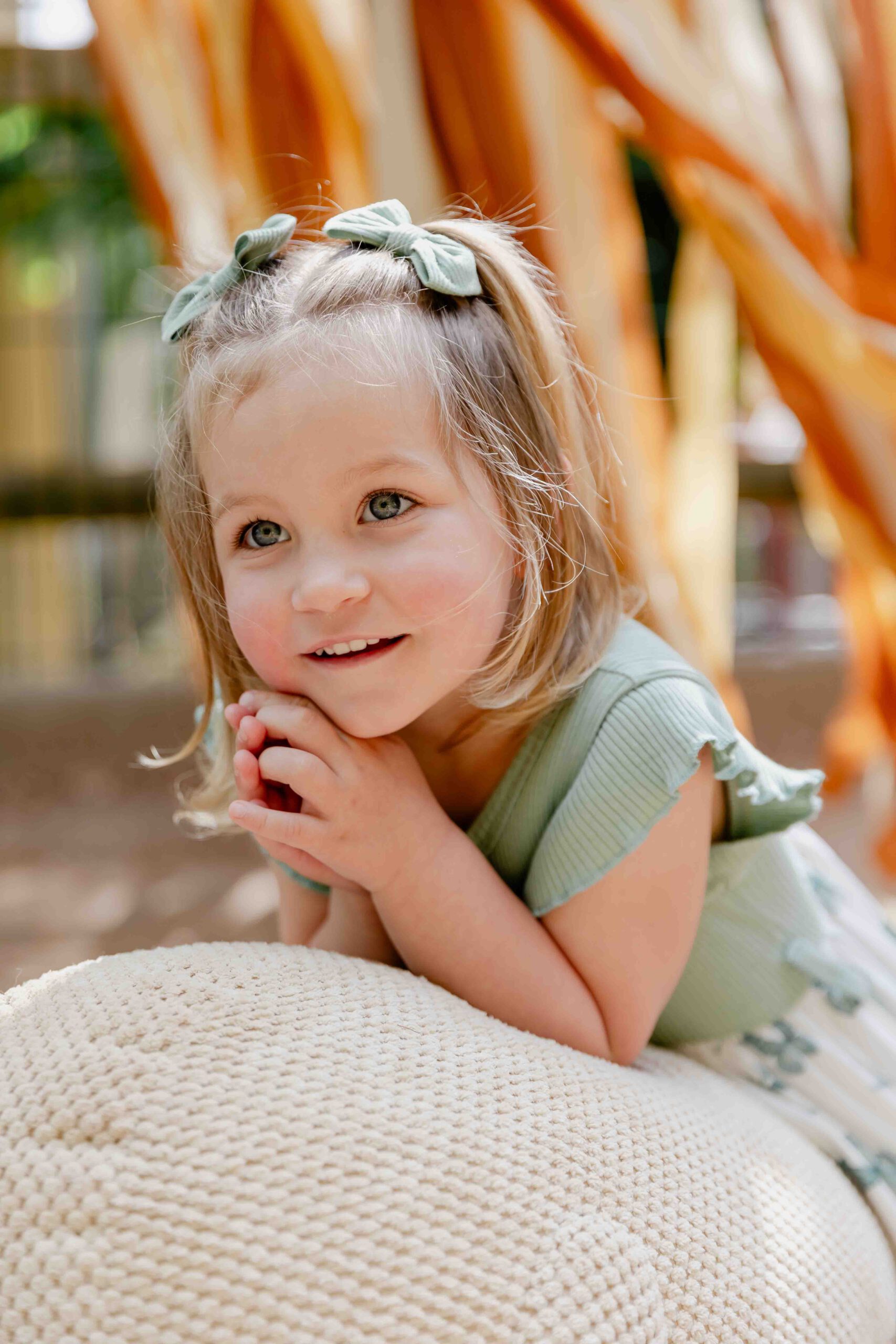 Kindergartenkind schaut in die Kamera - Kitafotografie