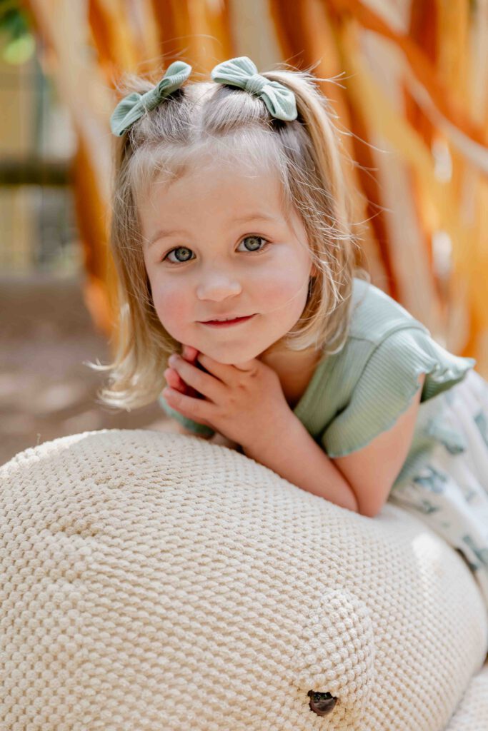 Kindergartenkind schaut in die Kamera - Kitafotografie