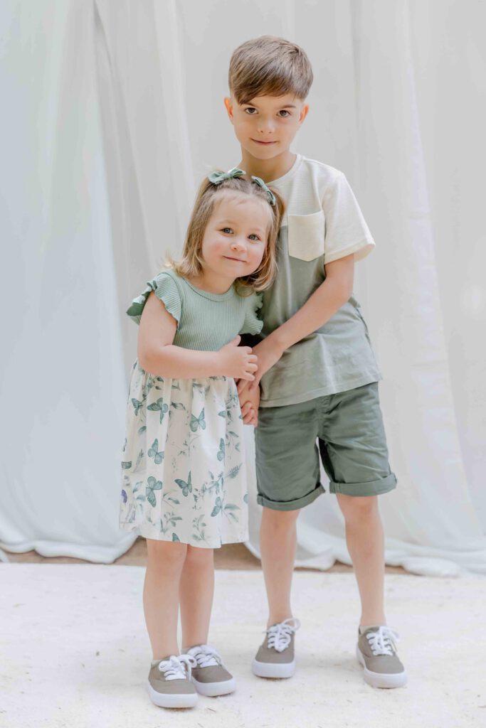 Geschwisterfotos - Kindergartenkind schaut in die Kamera - Kitafotografie