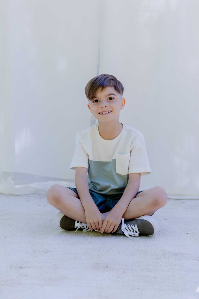 Kindergartenkind schaut in die Kamera - Kitafotografie