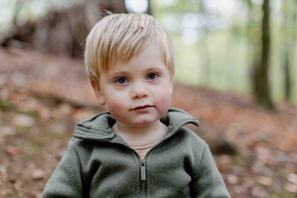 kleiner Junge im Wald -Kitafotografie